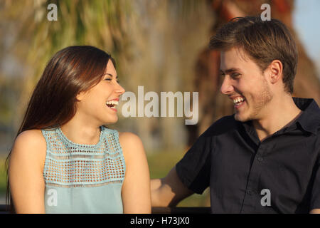 Freunde lachen und ein Gespräch in einem park Stockfoto