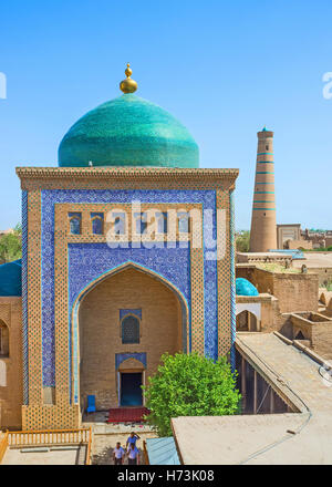 Die Aussicht auf Pahlavon Mahmud Mausoleum vom Dach des in der Nähe stehenden Gebäude Komplex Stockfoto