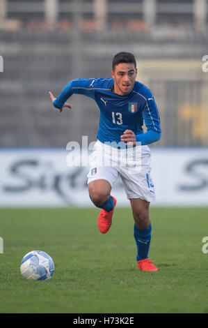 Ravenna, Italien. 31. Oktober 2016. Alessandro Ahmetaj (ITA) Fußball: UEFA European u-17 Meisterschaft 2017 Qualifikationsrunde Gruppe 4 Match zwischen Italien mit 2: 0 Serbien im Stadio Bruno Benelli in Ravenna, Italien. © Maurizio Borsari/AFLO/Alamy Live-Nachrichten Stockfoto