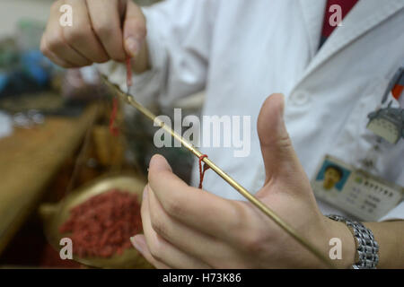 Yangzhou, China Jiangsu Provinz. 1. November 2016. Ein Arzt macht sich das Rezept für Tonic bei Yangzhou Krankenhaus für traditionelle chinesische Medizin (TCM) in Yangzhou, der ostchinesischen Provinz Jiangsu, 1. November 2016. Unter TCM Theorie der "Pre-Diease behandeln" wird nehmen Tonikum orale Paste im Winter, eine wirksame vorbeugende Behandlung angenommen. © Meng Delong/Xinhua/Alamy Live-Nachrichten Stockfoto