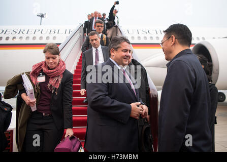 Chengdu, China. 2. November 2016. Bundesminister für wirtschaftliche Angelegenheiten Sigmar Gabriel kommt zum Flughafen in Chengdu, China, 2. November 2016. Der deutsche Wirtschaftsminister ist China und Hong Kong mit einem großen wirtschaftlichen Delegierten bis 5. November 2016 besuchen. Foto: BERND BON JUTRCZENKA/Dpa/Alamy Live-Nachrichten Stockfoto