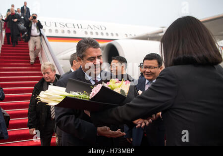 Chengdu, China. 2. November 2016. Bundesminister für wirtschaftliche Angelegenheiten Sigmar Gabriel kommt zum Flughafen in Chengdu, China, 2. November 2016. Der deutsche Wirtschaftsminister ist China und Hong Kong mit einem großen wirtschaftlichen Delegierten bis 5. November 2016 besuchen. Foto: BERND BON JUTRCZENKA/Dpa/Alamy Live-Nachrichten Stockfoto