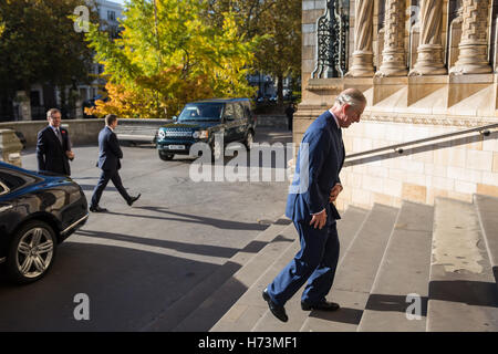 London, UK. 2. November 2016. Der Prince Of Wales kommt im Natural History Museum, der Präsident der Republik Kolumbien, seine Exzellenz Präsident Juan Manuel Santos Calderón für ein Ereignis feiern, Biodiversität und wissenschaftliche Zusammenarbeit in Kolumbien zu begrüßen. Der Besuch des Präsidenten war Teil des ersten offiziellen Staatsbesuch in Großbritannien durch einen Präsidenten der Republik Kolumbien. Bildnachweis: Mark Kerrison/Alamy Live-Nachrichten Stockfoto