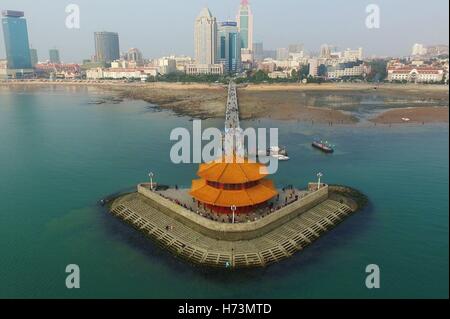 Qingdao, Qingdao, China. 2. November 2016. Die Pre-Seebrücke in Qingdao, der ostchinesischen Provinz Shandong, 2. November 2016. Nachdem die astronomische Gezeiten verebbt, strömen Touristen an den Strand in der Nähe von Pre-Seebrücke für Sight-seeing und Fütterung Lachmöwen. Bildnachweis: SIPA Asien/ZUMA Draht/Alamy Live-Nachrichten Stockfoto