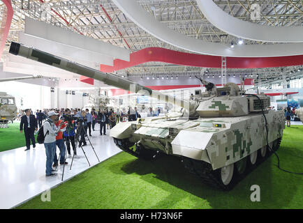 Zhuhai, China Guangdong Provinz. 2. November 2016. Ein Kampfpanzer ist bei den laufenden 11. China International Aviation & Aerospace Exhibition in Zhuhai, Süd-China Guangdong Provinz, 2. November 2016 sehen. Bildnachweis: Li He/Xinhua/Alamy Live-Nachrichten Stockfoto