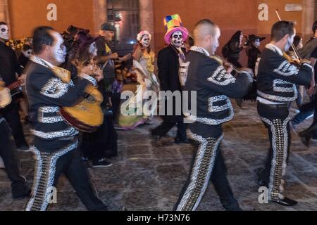 San Miguel De Allende, Mexiko. 1. November 2016. Eine Mariachi-Band führt eine Prozession von Skeletten und La Calavera Catrina während des Tages der Toten Festival 1. November 2016 in San Miguel de Allende, Guanajuato, Mexiko. Die einwöchigen Feier ist eine Zeit, als Mexikaner willkommen die Toten zurück für einen Besuch der Erde und das Leben feiern. Bildnachweis: Planetpix/Alamy Live-Nachrichten Stockfoto