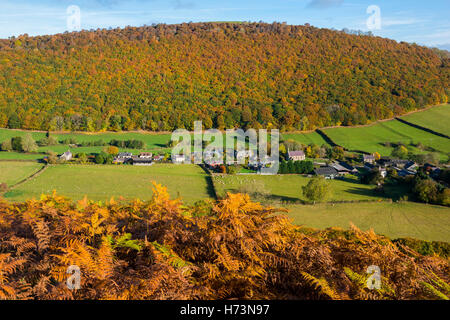 Herbstfärbung umgibt das Dorf der Kapelle Rasen im Redlake Tal, gesehen von Caer Caradoc, Shropshire, England, UK. Stockfoto