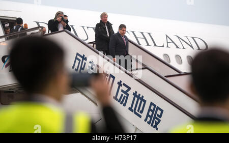 Chengdu, China. 2. November 2016. Bundesminister für wirtschaftliche Angelegenheiten Sigmar Gabriel (M) kommt auf dem Flughafen in Chengdu, China, 2. November 2016. Der deutsche Wirtschaftsminister ist China und Hong Kong mit einem großen wirtschaftlichen Delegierten bis 5. November 2016 besuchen. Foto: BERND VON JUTRCZENKA/Dpa/Alamy Live-Nachrichten Stockfoto