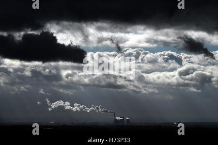 Schkopau, Deutschland. 2. November 2016. Unter einem Meer von Wolken die Umrisse des Kraftwerks in Schkopau, Deutschland, 2. November 2016 ersichtlich. Die Ansicht stammt von der 250 Meter hohe Peter Berg in der Nähe von Halle. Foto: Hendrik Schmidt/Dpa/Alamy Live News Stockfoto