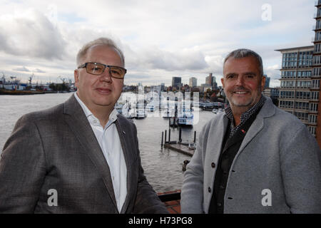 Hamburg, Deutschland. 2. November 2016. Juergen Nordmann (R) und Christoph Strenger, geschäftsführende Gesellschafter des Restaurants stehen im Restaurant "Stoertebeker Elbphilharmonie" in Hamburg, Deutschland, 2. November 2016. Die Stoertebeker Brauerei öffnet seine neuesten Gastronomie "Stoertebeker Elbphilharmonie" auf der 4. November 2016. Foto: Markus Scholz/Dpa/Alamy Live News Stockfoto