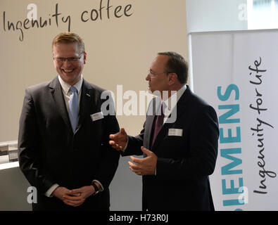 Prag, Tschechische Republik. 2. November 2016. Feierliche Einführung der Entwicklung und dem Bau Zentrum der Firma Siemens in Prag, Tschechische Republik, 2. November 2016. Von links: stellvertretender Ministerpräsident Pavel Belobradek und Land CEO bei Siemens Tschechien Eduard Palisek. © Michal Krumphanzl/CTK Foto/Alamy Live-Nachrichten Stockfoto