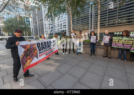 London, UK. 2. November 2016. BARAC UK, Bewegung für Gerechtigkeit und andere Aktivisten wurden im Innenministerium gegen gewaltsame Massendeportationen wie der Flug im September fordern, die nahmen 42 Personen nach Jamaika, viele, die seit Jahrzehnten in Großbritannien gelebt hatte und Partner, Ehegatten, Kinder und Enkel hier und einige, die waren im Prozess der eingebürgerten oder ansprechend Deportation immer. Peter Marshall/Alamy Live-Nachrichten Stockfoto