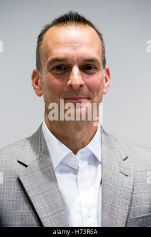Bonn, Deutschland. 27. Oktober 2016. Travis Tygart, Vorsitzender der US-amerikanischen Anti-Doping-Agentur (USADA) ist während einer Diskussionsrunde von der nationalen Anti Doping Agentur Deutschland (NADA) in Bonn, Deutschland, 27. Oktober 2016 geschossenen. Die Diskussion wurde in einem Workshop für Journalisten, die von der NADA organisiert geführt. Foto: Maja Hitij/Dpa/Alamy Live News Stockfoto