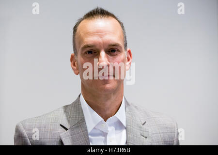 Bonn, Deutschland. 27. Oktober 2016. Travis Tygart, Vorsitzender der US-amerikanischen Anti-Doping-Agentur (USADA) ist während einer Diskussionsrunde von der nationalen Anti Doping Agentur Deutschland (NADA) in Bonn, Deutschland, 27. Oktober 2016 geschossenen. Die Diskussion wurde in einem Workshop für Journalisten, die von der NADA organisiert geführt. Foto: Maja Hitij/Dpa/Alamy Live News Stockfoto