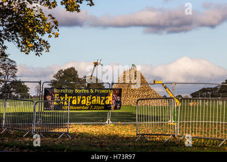 Arbeiter bauen riesige Lagerfeuer im Roundhay Park in Leeds.  1. November 2016 © James Copeland/Alamy Live News Stockfoto