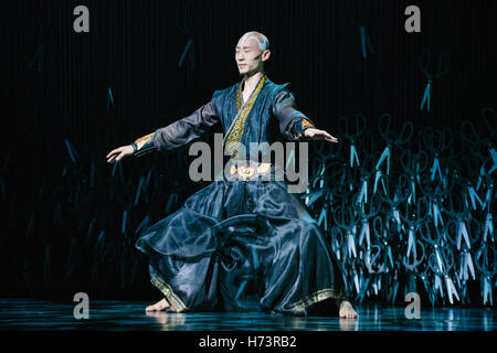 London, UK. 2. November 2016. Yang Liping zeitgenössischen Tanz präsentieren unter Belagerung Sadler es Wells. Bildnachweis: Danilo Moroni/Alamy Live-Nachrichten Stockfoto