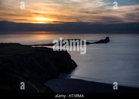 Würmer Kopf, Rhossili Bucht, Gower-Halbinsel in der Nähe von Swansea, Wales, Großbritannien. 2. November 2016. Atemberaubende Herbst Sonnenuntergang über den kultigen Würmer Kopf Rhossili Bay auf der Gower-Halbinsel in der Nähe von Swansea heute Abend. Bildnachweis: Phil Rees/Alamy Live-Nachrichten Stockfoto