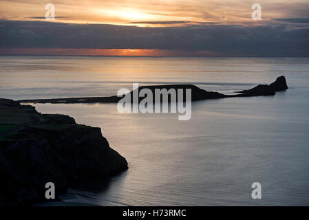 Würmer Kopf, Rhossili Bucht, Gower-Halbinsel in der Nähe von Swansea, Wales, Großbritannien. 2. November 2016. Atemberaubende Herbst Sonnenuntergang über den kultigen Würmer Kopf Rhossili Bay auf der Gower-Halbinsel in der Nähe von Swansea heute Abend. Bildnachweis: Phil Rees/Alamy Live-Nachrichten Stockfoto