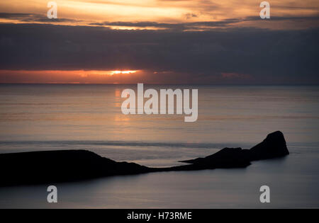 Würmer Kopf, Rhossili Bucht, Gower-Halbinsel in der Nähe von Swansea, Wales, Großbritannien. 2. November 2016. Atemberaubende Herbst Sonnenuntergang über den kultigen Würmer Kopf Rhossili Bay auf der Gower-Halbinsel in der Nähe von Swansea heute Abend. Bildnachweis: Phil Rees/Alamy Live-Nachrichten Stockfoto