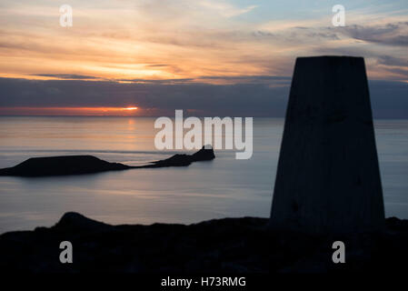 Würmer Kopf, Rhossili Bucht, Gower-Halbinsel in der Nähe von Swansea, Wales, Großbritannien. 2. November 2016. Atemberaubende Herbst Sonnenuntergang über den kultigen Würmer Kopf Rhossili Bay auf der Gower-Halbinsel in der Nähe von Swansea heute Abend. Bildnachweis: Phil Rees/Alamy Live-Nachrichten Stockfoto