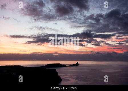 Würmer Kopf, Rhossili Bucht, Gower-Halbinsel in der Nähe von Swansea, Wales, Großbritannien. 2. November 2016. Atemberaubende Herbst Sonnenuntergang über den kultigen Würmer Kopf Rhossili Bay auf der Gower-Halbinsel in der Nähe von Swansea heute Abend. Bildnachweis: Phil Rees/Alamy Live-Nachrichten Stockfoto