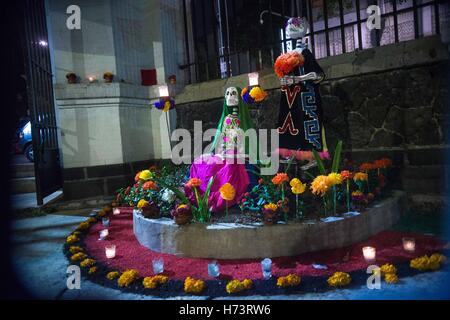 Mexiko-Stadt, Mexiko-Stadt, MX. 2. November 2016. Schädel und Altäre mit Ofrendas sind über die ganze Stadt gelegt worden. Der Altar ist eines der einzigartigsten Möglichkeiten, den, die Tag der Toten gefeiert wird. Ein Altar zu Ehren des verstorbenen erfolgt und kann angezeigt werden, auf einer Grabstätte, Park oder zu Hause. Angebote von Nahrungsmitteln, Getränken und Besitztümer werden angezeigt. Die Ofrenda und die Altäre werden verwendet, um die Geister der Vorfahren in die Heimat begrüßen zu dürfen. Bildnachweis: Joel Alvarez/ZUMA Draht/Alamy Live-Nachrichten Stockfoto