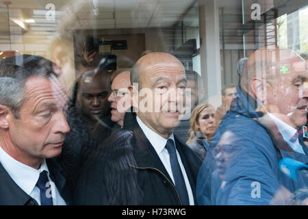 Argenteuil, Frankreich. 2. November 2016. Alain Juppé, flankiert von zwei Bodyguards, verlässt eine Bäckerei in Argenteuil. Bildnachweis: Paul-Marie Guyon/Alamy Live-Nachrichten Stockfoto