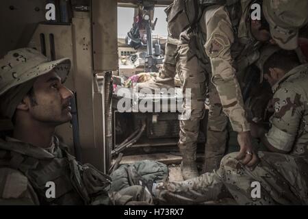 Mosul, Irak. 2. November 2016. Soldaten der irakischen Armee treten nach Mosul. 2. November 2016. Bildnachweis: Bertalan Feher/ZUMA Draht/Alamy Live-Nachrichten Stockfoto