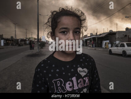 Al Qayyarah, Irak. 2. November 2016. Al Qayyarah, Ninive Governorate, Irak. 2. November 2016. Kleines Mädchen in den Rauch der brennenden Öl bei Al Qayyarah. Bildnachweis: Bertalan Feher/ZUMA Draht/Alamy Live-Nachrichten Stockfoto