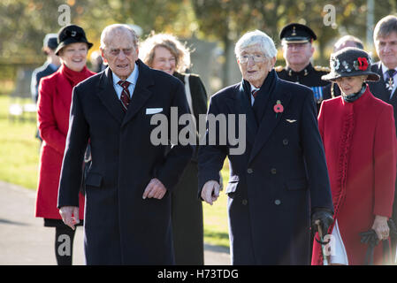 Seine königliche Hoheit Herzog von Edinburgh, Präsident von The Meerschweinchen Club (GPC) stellt Gedenkstein mit original-Mitglieder am National Memorial Arboretum Stockfoto