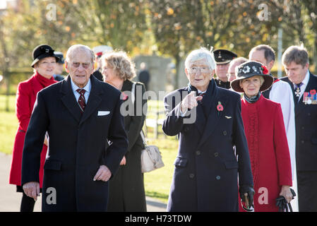 Seine königliche Hoheit Herzog von Edinburgh, Präsident von The Meerschweinchen Club (GPC) stellt Gedenkstein mit original-Mitglieder am National Memorial Arboretum Stockfoto