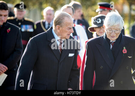 Seine königliche Hoheit Herzog von Edinburgh, Präsident von The Meerschweinchen Club (GPC) stellt Gedenkstein mit original-Mitglieder am National Memorial Arboretum Stockfoto