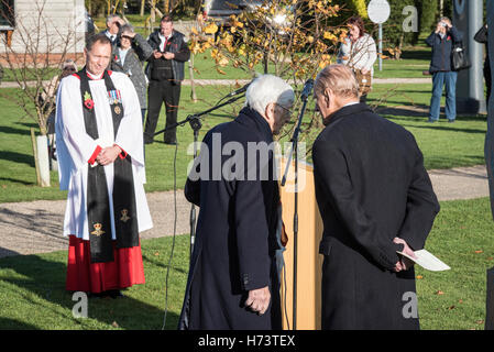 Seine königliche Hoheit Herzog von Edinburgh, Präsident von The Meerschweinchen Club (GPC) stellt Gedenkstein mit original-Mitglieder am National Memorial Arboretum Stockfoto