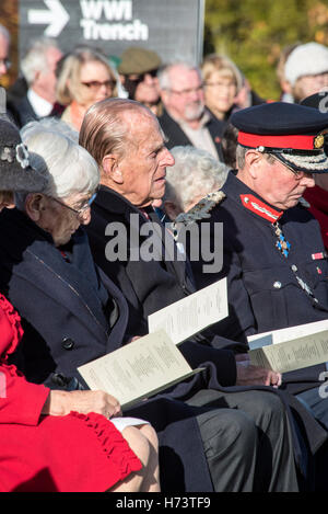 Seine königliche Hoheit Herzog von Edinburgh, Präsident von The Meerschweinchen Club (GPC) stellt Gedenkstein mit original-Mitglieder am National Memorial Arboretum Stockfoto