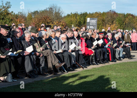 Seine königliche Hoheit Herzog von Edinburgh, Präsident von The Meerschweinchen Club (GPC) stellt Gedenkstein mit original-Mitglieder am National Memorial Arboretum Stockfoto