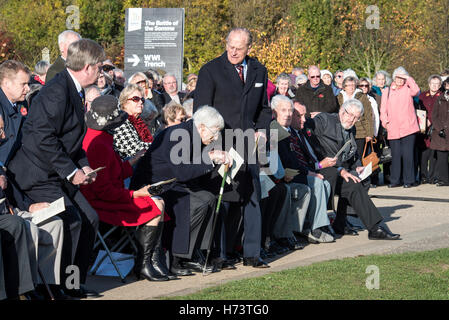 Seine königliche Hoheit Herzog von Edinburgh, Präsident von The Meerschweinchen Club (GPC) stellt Gedenkstein mit original-Mitglieder am National Memorial Arboretum Stockfoto