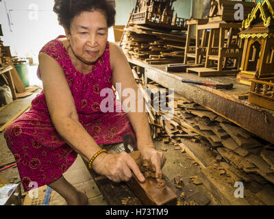 Bangkok, Bangkok, Thailand. 2. November 2016. HONG, 77 Jahre alt, die Matriarchin der letzten Familie machen Geisterhäuser in der Gemeinschaft Ban FUEV Flugzeuge Teak Holz für den Einsatz in einem Geisterhaus. Früher gab es 10 Familien die traditionelle Geisterhäuser aus Teak Holz in Ban FUEV, eine Gemeinde in der Nähe von Wat Suttharam in Khlong San Viertel von Bangkok. Der Bereich gentrified und viele der Geist Haus Macher sind ausgezogen, ihre traditionellen thailändischen Holzhäusern durch moderne Wohnungen ersetzt. Jetzt gibt es nur eine Familie macht die aufwendige Geisterhäuser. Die Geisterhäuser erfolgt durch h Stockfoto