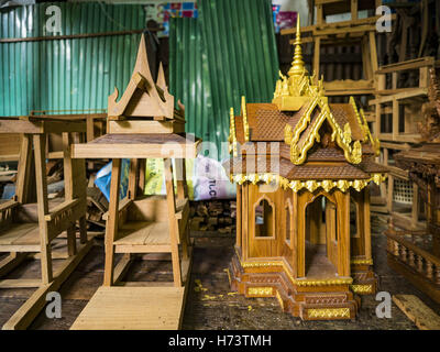 Bangkok, Bangkok, Thailand. 2. November 2016. Ein Geisterhaus, ca. 1/3 fertig und eine abgeschlossene Geisterhaus-prozentige Familiengeist Haus-Workshop in der Ban FUEV-Gemeinschaft. Früher gab es 10 Familien die traditionelle Geisterhäuser aus Teak Holz in Ban FUEV, eine Gemeinde in der Nähe von Wat Suttharam in Khlong San Viertel von Bangkok. Der Bereich gentrified und viele der Geist Haus Macher sind ausgezogen, ihre traditionellen thailändischen Holzhäusern durch moderne Wohnungen ersetzt. Jetzt gibt es nur eine Familie macht die aufwendige Geisterhäuser. Die Geisterhäuser sind von hand gefertigt. Es dauert t Stockfoto