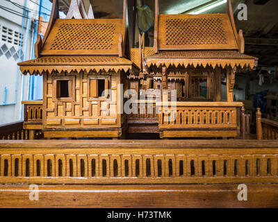 Bangkok, Bangkok, Thailand. 2. November 2016. Eine große abgeschlossene Geisterhaus in der Werkstatt. Die Arbeit wird von hand gemacht. Früher gab es 10 Familien die traditionelle Geisterhäuser aus Teak Holz in Ban FUEV, eine Gemeinde in der Nähe von Wat Suttharam in Khlong San Viertel von Bangkok. Der Bereich gentrified und viele der Geist Haus Macher sind ausgezogen, ihre traditionellen thailändischen Holzhäusern durch moderne Wohnungen ersetzt. Jetzt gibt es nur eine Familie macht die aufwendige Geisterhäuser. Die Geisterhäuser sind von hand gefertigt. Es dauert drei Tage, einer kleinen und bis zu drei wee Stockfoto