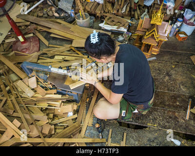 Bangkok, Bangkok, Thailand. 2. November 2016. GOB, der jetzt die Familiengeist Haus Werkstatt betreibt, nutzt kleine Handsäge, um Teak Holz für ein Geisterhaus zu schneiden. Früher gab es 10 Familien die traditionelle Geisterhäuser aus Teak Holz in Ban FUEV, eine Gemeinde in der Nähe von Wat Suttharam in Khlong San Viertel von Bangkok. Der Bereich gentrified und viele der Geist Haus Macher sind ausgezogen, ihre traditionellen thailändischen Holzhäusern durch moderne Wohnungen ersetzt. Jetzt gibt es nur eine Familie macht die aufwendige Geisterhäuser. Die Geisterhäuser sind von hand gefertigt. Es dauert drei Tage, um eine sm Stockfoto