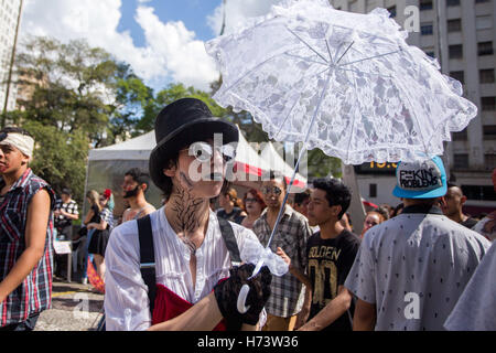 Sao Paulo, Brasilien. 2. November 2016. Menschen aus mehreren Zeichen von Terror, gesammelt für die Realisierung von Zumbie Spaziergang am Nachmittag des Mittwoch geschminkten (02 SP im Mittelbereich. (Foto: Tom Vieira Freitas/Fotoarena) Credit: Foto Arena LTDA/Alamy Live-Nachrichten Stockfoto