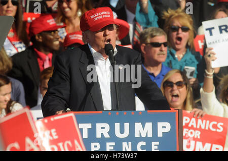 Orlando, Florida, USA. 2. November 2016. Mit der Wahl in sechs Tagen Präsidentschaftskandidat Donald Trump spricht auf einer Kundgebung der Kampagne an der zentralen Florida Fairgrounds in Orlando, Florida am 2. November 2016. Bildnachweis: Paul Hennessy/Alamy Live-Nachrichten Stockfoto