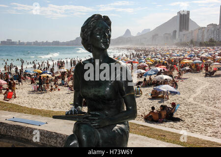 Rio De Janeiro, Brasilien, 2. November 2016: Statue von Clarice Lispector (Schriftsteller) in Leme Strand. Der Sommer beginnt offiziell in Brasilien nur am 21. Dezember, aber die Strände von Rio De Janeiro erleben bereits Sommertage. Tausende von Einheimischen und Touristen strömen in die Stadt Strände genießen das Wetter und die Wärme im Bereich von 35 Grad Celsius. Um die Sicherheit der Badegäste zu gewährleisten, verstärkt die Regierung Polizeiarbeit in den wichtigsten Stadtstränden. In den Bildern, die Strände von Leme und Copacabana, im Süden der Stadt Rio De Janeiro. Bildnachweis: Luiz Souza/Alamy Live-Nachrichten Stockfoto