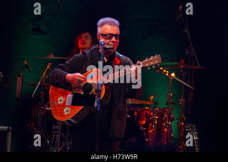 Buenos Aires, Argentinien. 1. November 2016.   Argentinischer Sänger Leon Gieco während der Show für Abuelas de Plaza Mayo auf Ateneo ND Theater in Buenos Aires, Argentinien-Credit: Néstor J. Beremblum/Alamy Live News Stockfoto