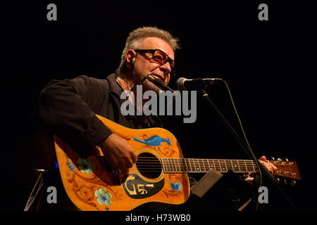 Buenos Aires, Argentinien. 1. November 2016.   Argentinischer Sänger Leon Gieco während der Show für Abuelas de Plaza Mayo auf Ateneo ND Theater in Buenos Aires, Argentinien-Credit: Néstor J. Beremblum/Alamy Live News Stockfoto