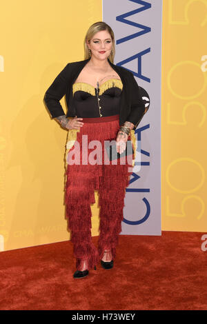 Nashville, Tennessee, USA. 2. November 2016. ELLE KING kommt für die 50th Annual CMA Awards am Music City Center. © Laura Farr/AdMedia/ZUMA Draht/Alamy Live-Nachrichten Stockfoto