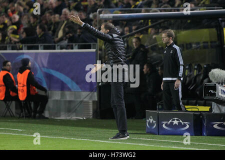 Dortmund, Deutschland. 2. November 2016. Trainer Thomas Tuchel (Borussia Dortmund) in Aktion während der Championsleague-Spiel gegen Borussia Dortmund V Sporting Lissabon Bierhaus Stadion Dortmund, Deutschland l Kredit: Laurent Lairys/Agence Locevaphotos/Alamy Live News Stockfoto