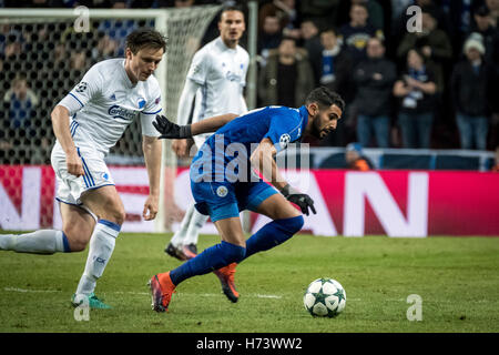 Dänemark, Kopenhagen, 2. November 2016. Riyad Mahrez (26) von Leicester City FC Kopenhagen William Kvist während der UEFA Champions League-Gruppe G-Spiel zwischen FC Kopenhagen und Leicester City im Telia Parken folgt Stockfoto