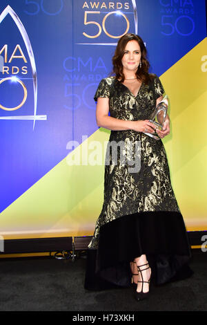 Nashville, TN, USA. 2. November 2016.  Lori Mckenna. 50. jährlichen CMA Awards, CMA Awards 2016, Country-Musik der größte Nacht, statt in der Bridgestone Arena. Bildnachweis: Mickey Bernal/AdMedia © Mickey Bernal/AdMedia/ZUMA Draht/Alamy Live-Nachrichten Stockfoto