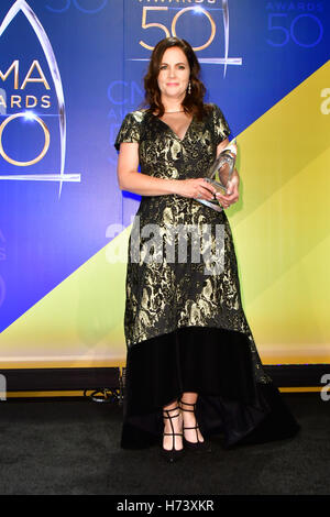 Nashville, TN, USA. 2. November 2016.  Lori Mckenna. 50. jährlichen CMA Awards, CMA Awards 2016, Country-Musik der größte Nacht, statt in der Bridgestone Arena. Bildnachweis: Mickey Bernal/AdMedia © Mickey Bernal/AdMedia/ZUMA Draht/Alamy Live-Nachrichten Stockfoto